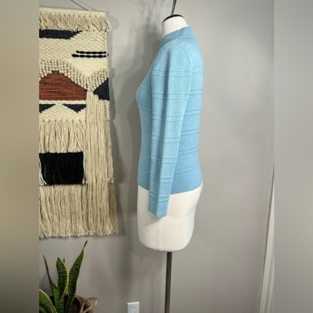 Vintage St John Knits sky blue cardigan with gold colored hammered buttons - Picture 4 of 6